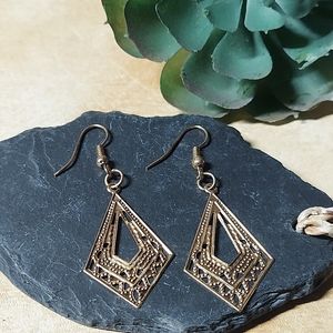E1936 Gold Filigree Dangle Earrings